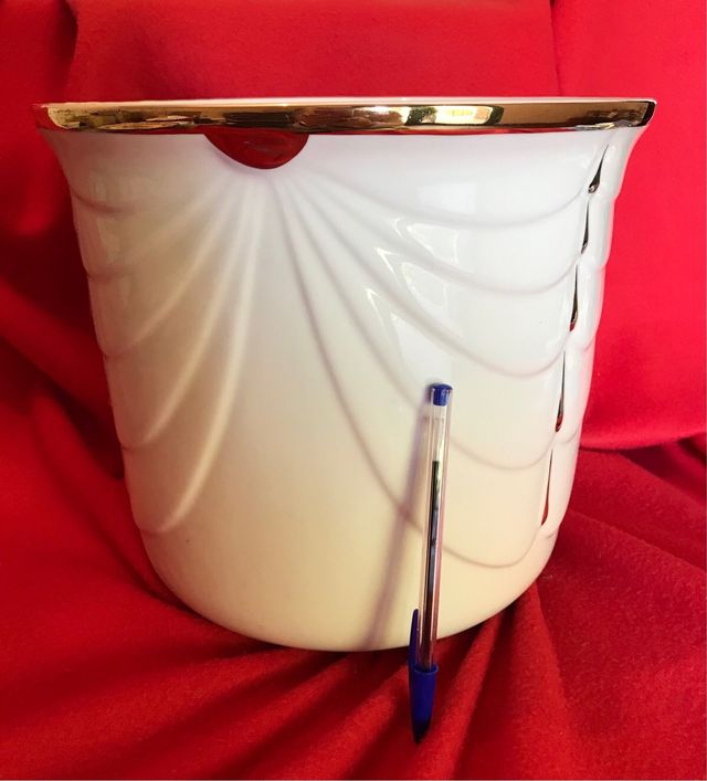 Macetero acabado en brillo y detalles dorados