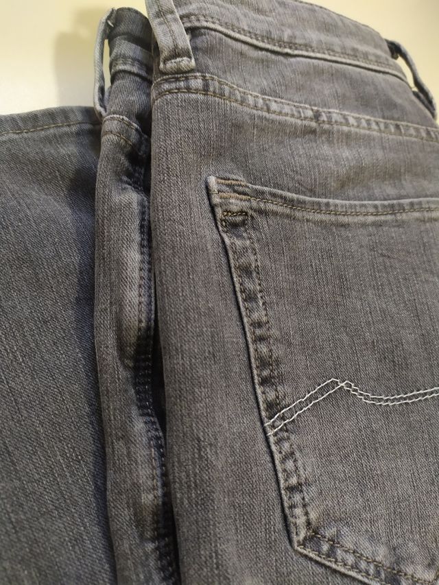 Pantalones vaqueros grises