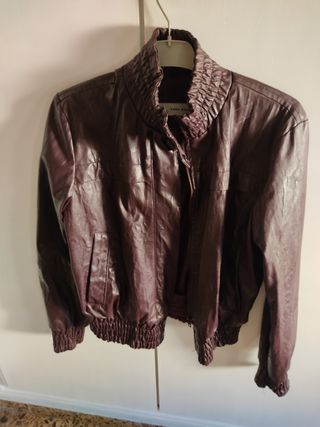 Chaqueta cuero marrón. 