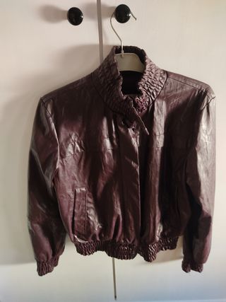Chaqueta cuero marrón.