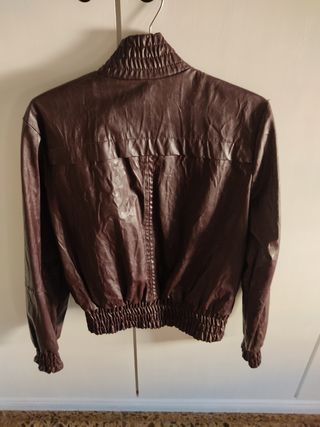 Chaqueta cuero marrón.