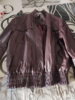 Chaqueta cuero marrón. 