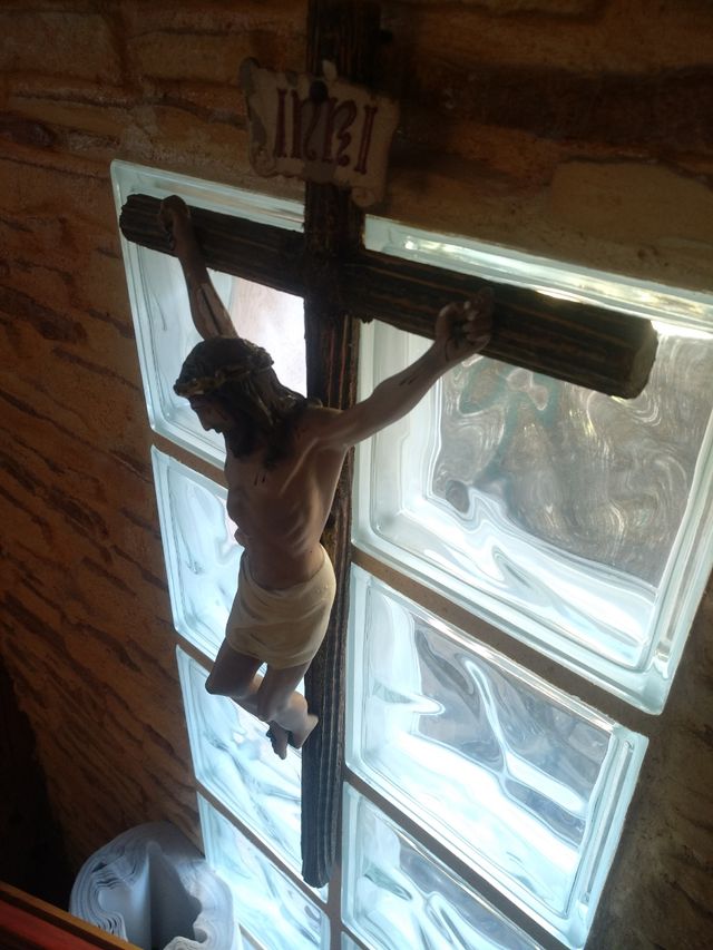 Crucifijo antiguo y estatua pintada a mano