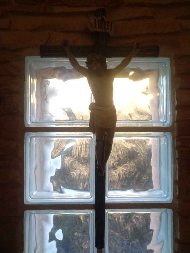 Crucifijo antiguo y estatua pintada a mano