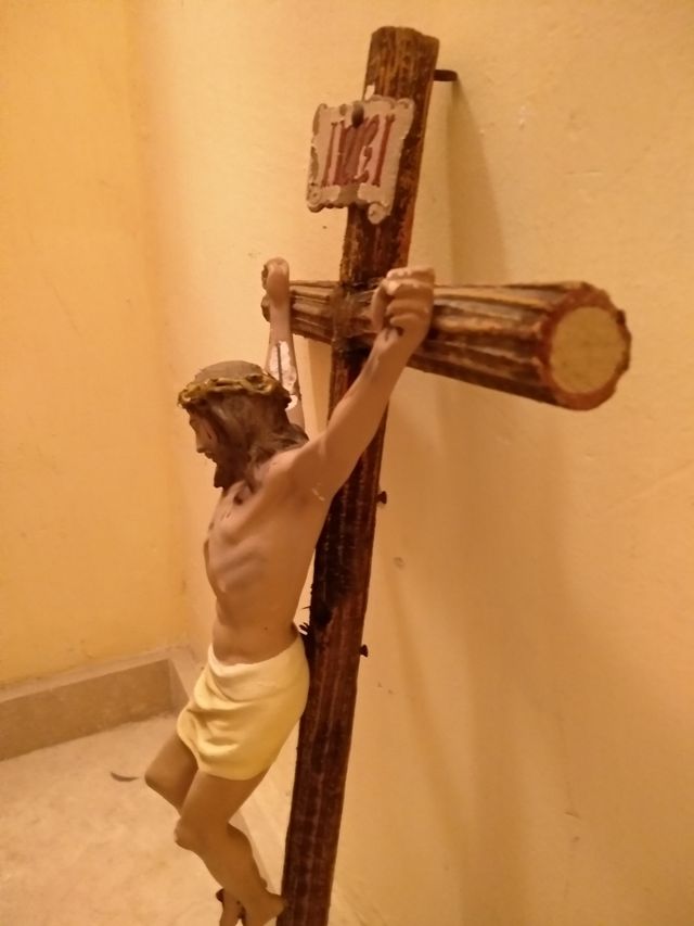 Crucifijo antiguo y estatua pintada a mano