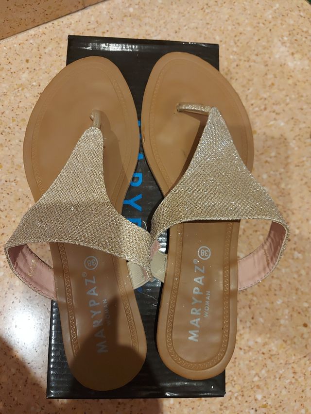 Sandalia plana dorada