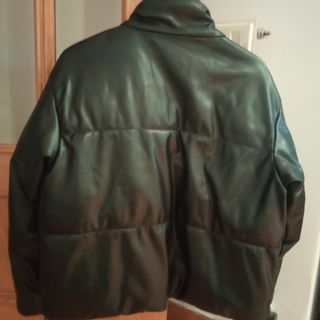 Cazadora efecto piel de Stradivarius.