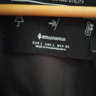 Cazadora efecto piel de Stradivarius.