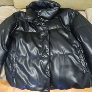 Cazadora efecto piel de Stradivarius.