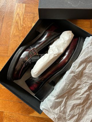 Mocasín Borlas burdeos de Uterqüe