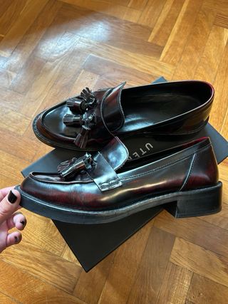 Mocasín Borlas burdeos de Uterqüe