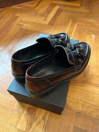 Mocasín Borlas burdeos de Uterqüe
