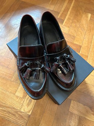 Mocasín Borlas burdeos de Uterqüe