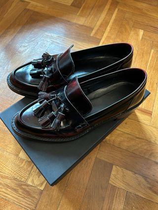 Mocasín Borlas burdeos de Uterqüe