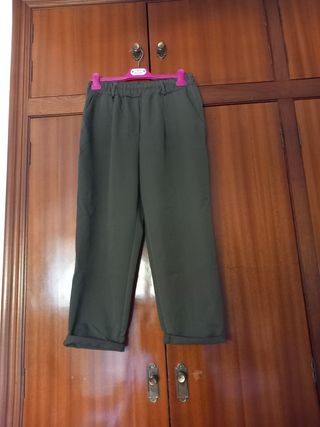 Pantalón verde militar.