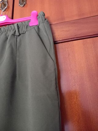 Pantalón verde militar.