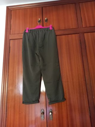 Pantalón verde militar.