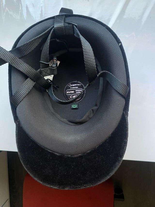 Pantalón y casco de hipica