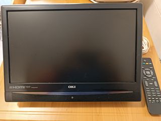 Televisión oki con mando y soporte para la pared