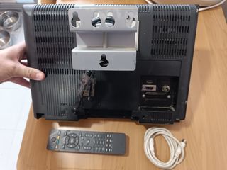 Televisión oki con mando y soporte para la pared