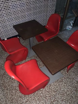 4 sillas de diseño de polipropileno y 2 mesas