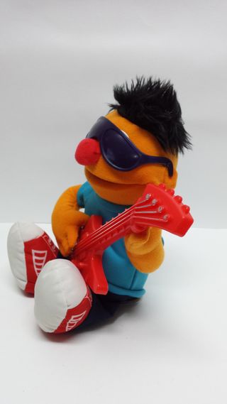 Peluche Epi Guitarra Barrio Sésamo 28 CM