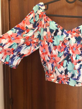 Camisa de flores de fórmula. Talla: 38/40. 