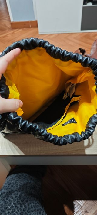 Mochila cuero cuerdas