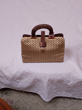 Bolso dorado con hebilla centrar