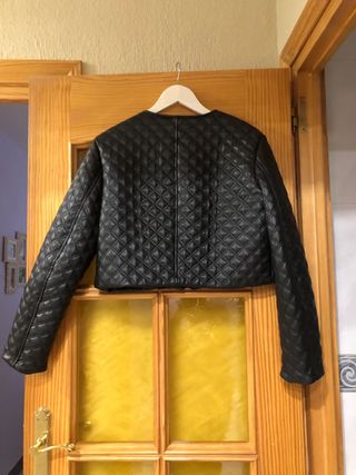 Preciosa cazadora polipiel. Zara. M. Nueva