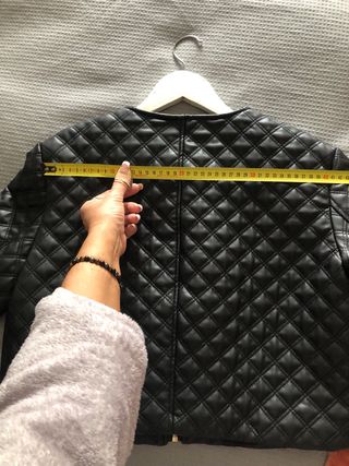 Preciosa cazadora polipiel. Zara. M. Nueva