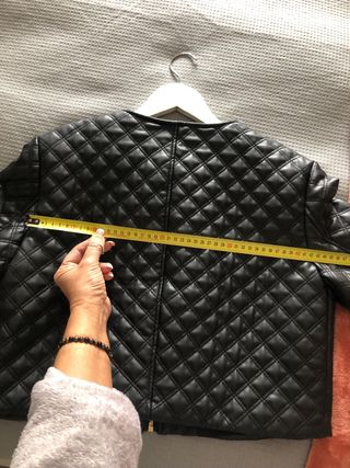 Preciosa cazadora polipiel. Zara. M. Nueva