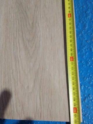 Se regalan recortes parquet vinílico y se vende 