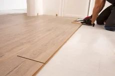 Se regalan recortes parquet vinílico y se vende 