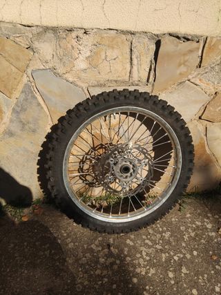 Rueda con llanta nueva