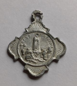 Antigua medallita Virgen de Fátima