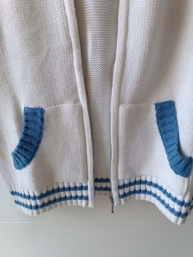 Chaqueta con cremallera y capulla muy bo