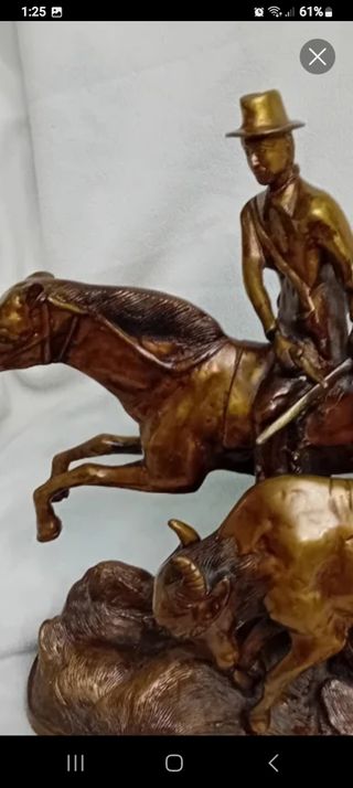 Figura bronce jinete caballo y búfalo 12k grande