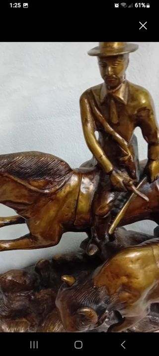 Figura bronce jinete caballo y búfalo 12k grande