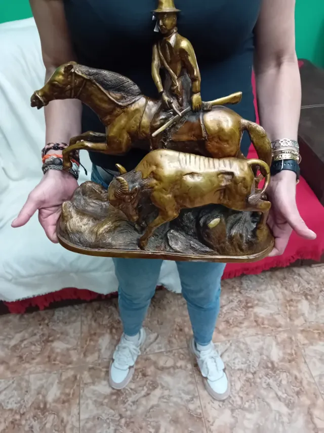 Figura bronce jinete caballo y búfalo 12k grande