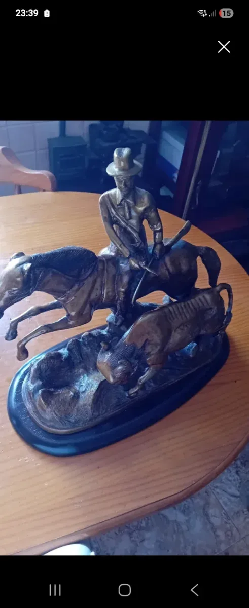 Figura de bronze de cavaleiro de cavalo e búfalo grande 12k