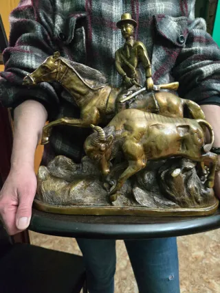 Figura bronce jinete caballo y búfalo 12k grande