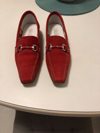 Preciosos zapatos de antelina en rojo granate. 38