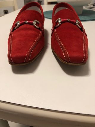 Preciosos zapatos de antelina en rojo granate. 38