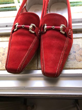 Preciosos zapatos de antelina en rojo granate. 38