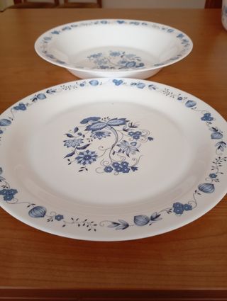 Vajilla de arcopal con flores