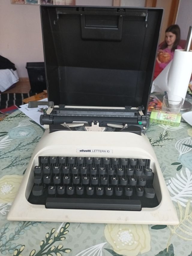 Máquina de escribir Olivetti LETTERA 10