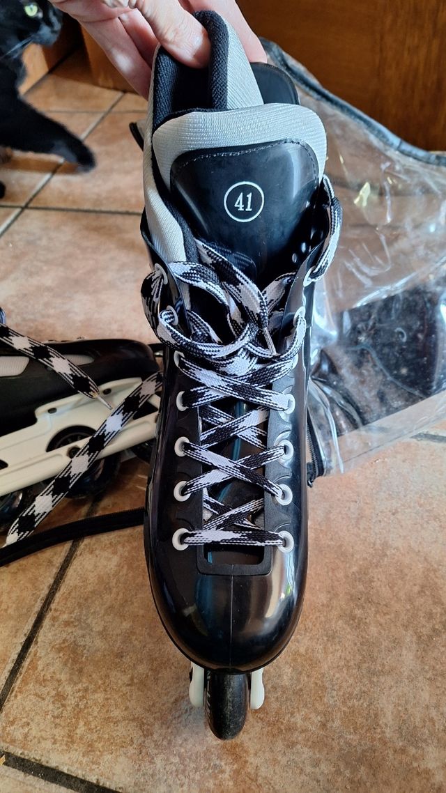 Patines negros, con las ruedas en linea num 41.