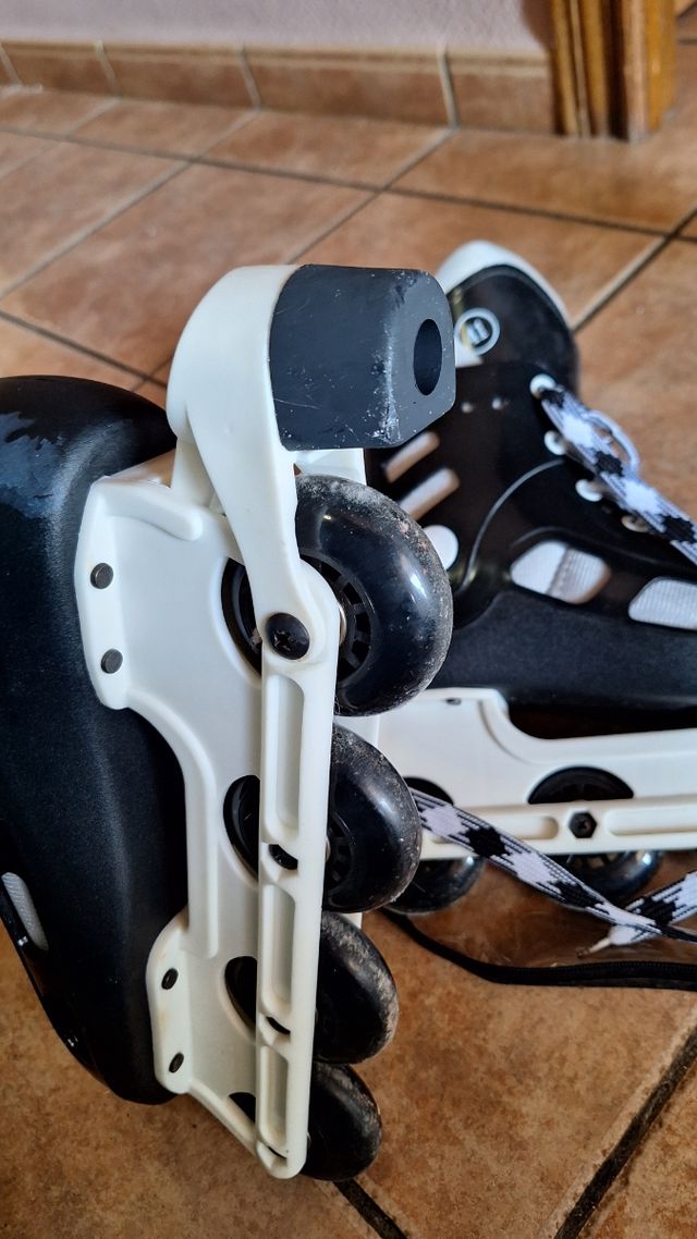 Patines negros, con las ruedas en linea num 41.