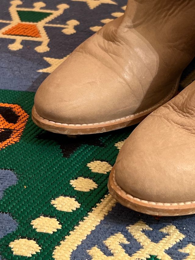 Botas planas beige de piel (estilo cowboy)